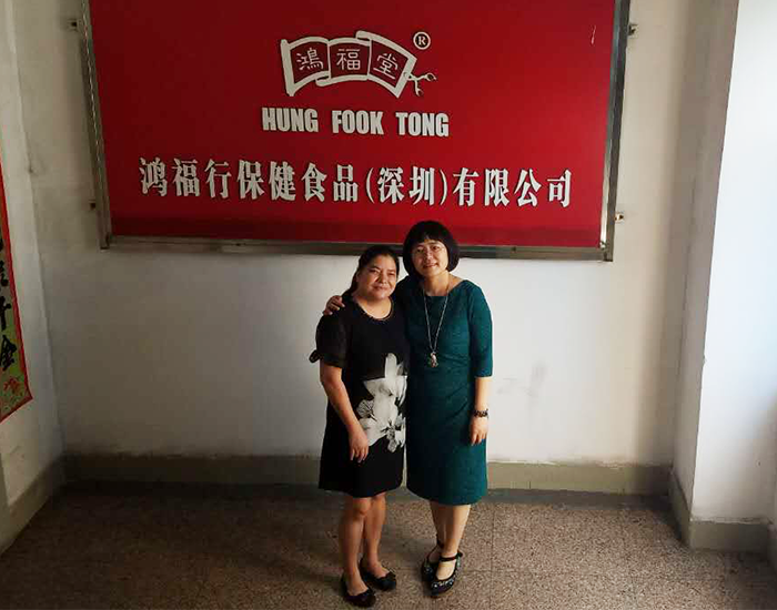 鸿福堂QC部负责人罗女士与兴南亚市场部敬经理亲切合影